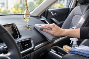 Xử lý tinh dầu treo xe bị đổ theo từng bề mặt
