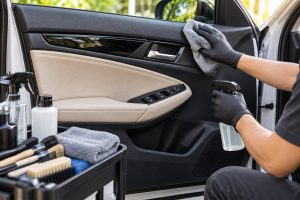 Vệ sinh tapi cửa ô tô đúng cách theo từng vật liệu